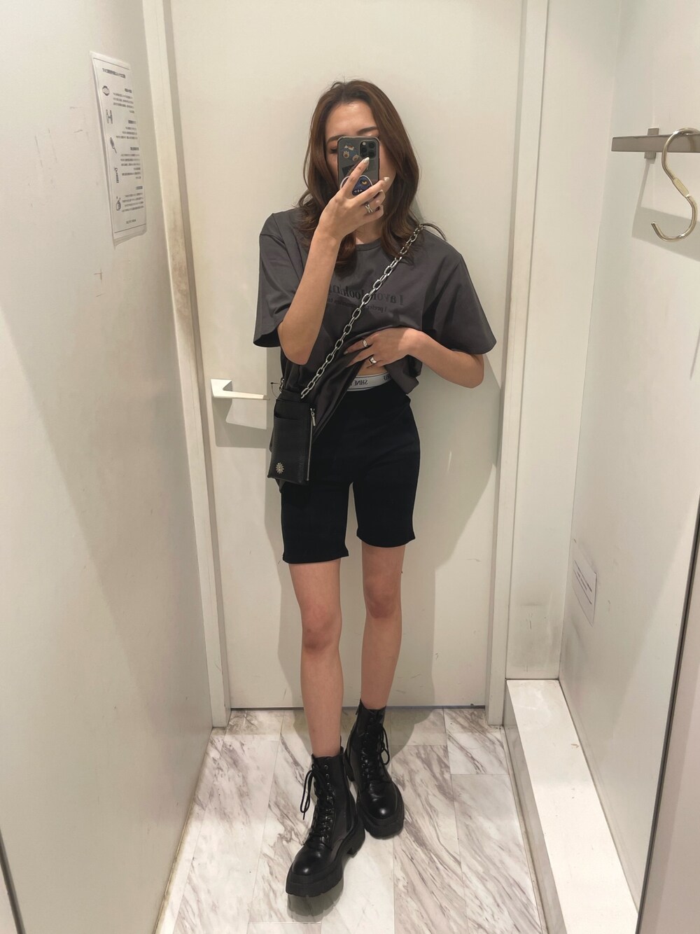 ブラック系のTシャツ/カットソー、ブラック系のショルダーバッグ、ブラック系のその他パンツを着用したレディースの春コーディネートの1枚目の写真