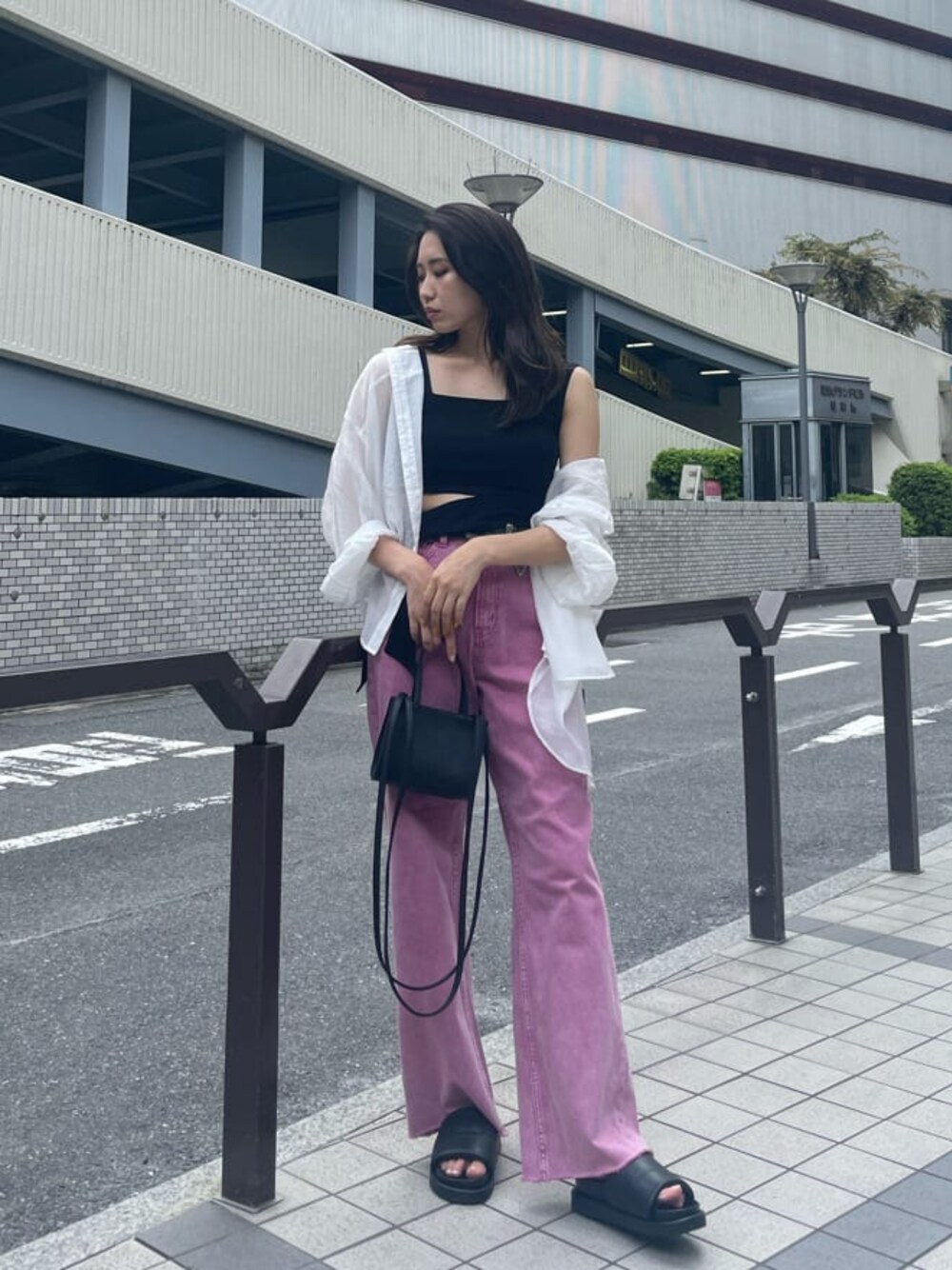 ブラック系のTシャツ/カットソー、ピンク系のデニムパンツ、ホワイト系のシャツ/ブラウスを着用したレディースの夏コーディネートの1枚目の写真