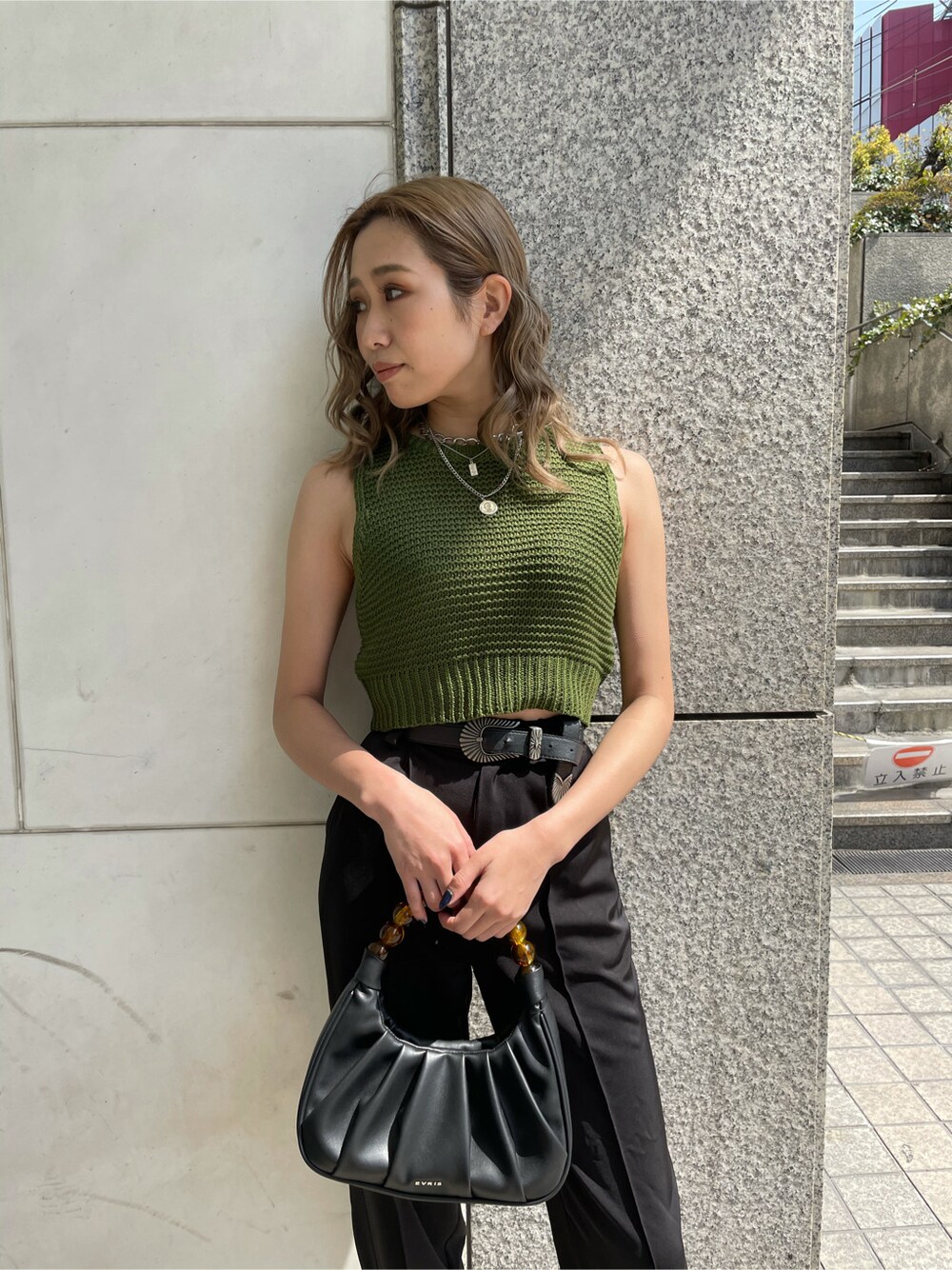 ブラック系のパンプス、ブラック系のその他パンツ、ブラック系のハンドバッグを着用したレディースの春コーディネートの1枚目の写真