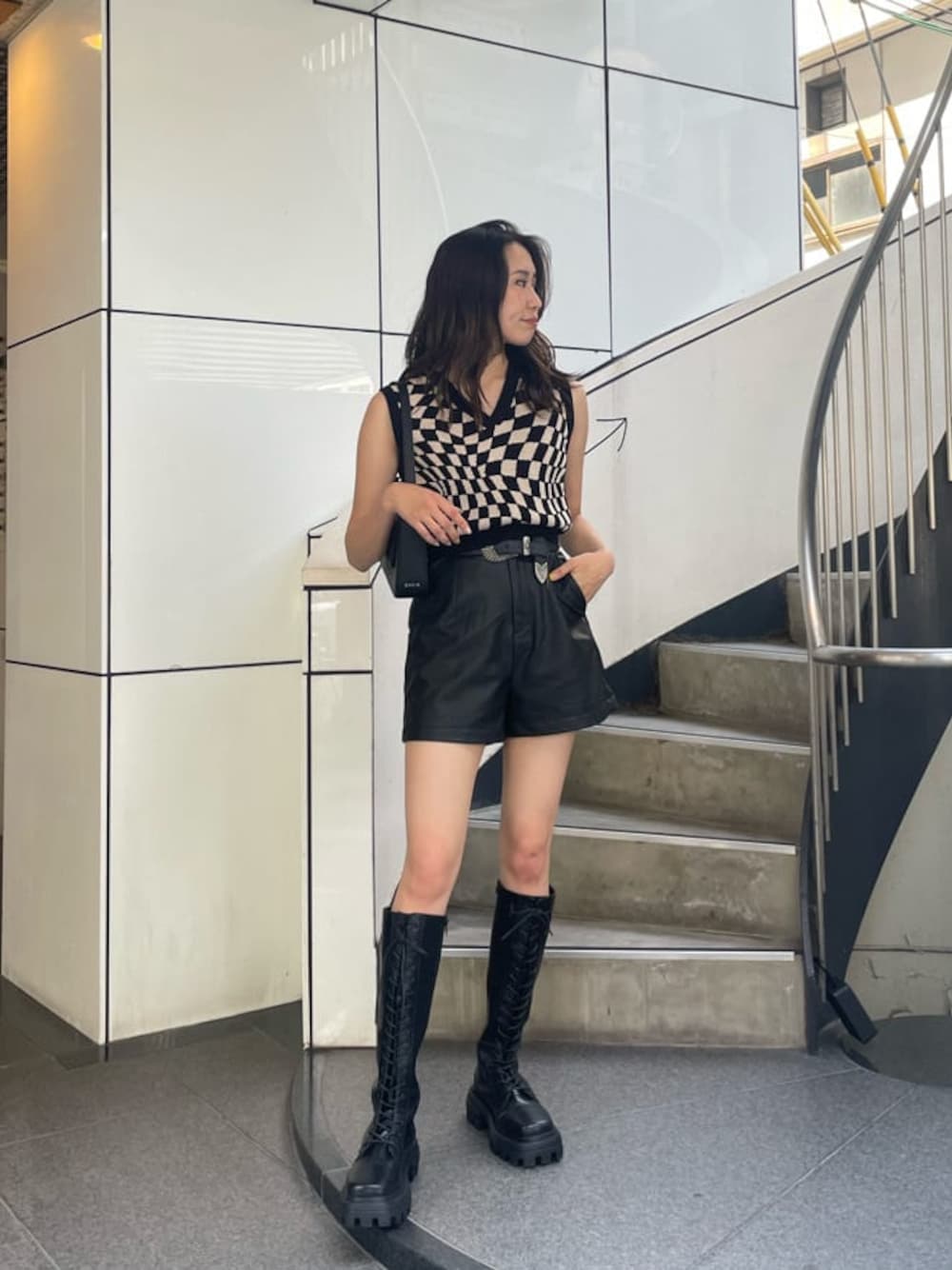 「EVRIS、バッグ、エヴリス、ショート丈、クロップド丈、ミニバッグ、ショートパンツ、秋先取りコーデ、インソール、ロングブーツ、162センチ、ショルダーバッグ、ニット、スクエアトゥ、162cm」｜「EVRISのレザーライクタックショートパンツ（その他パンツ、ブラック系）」を使った、AKARIさん（レディース・162cm）の夏コーディネートの1枚目の写真