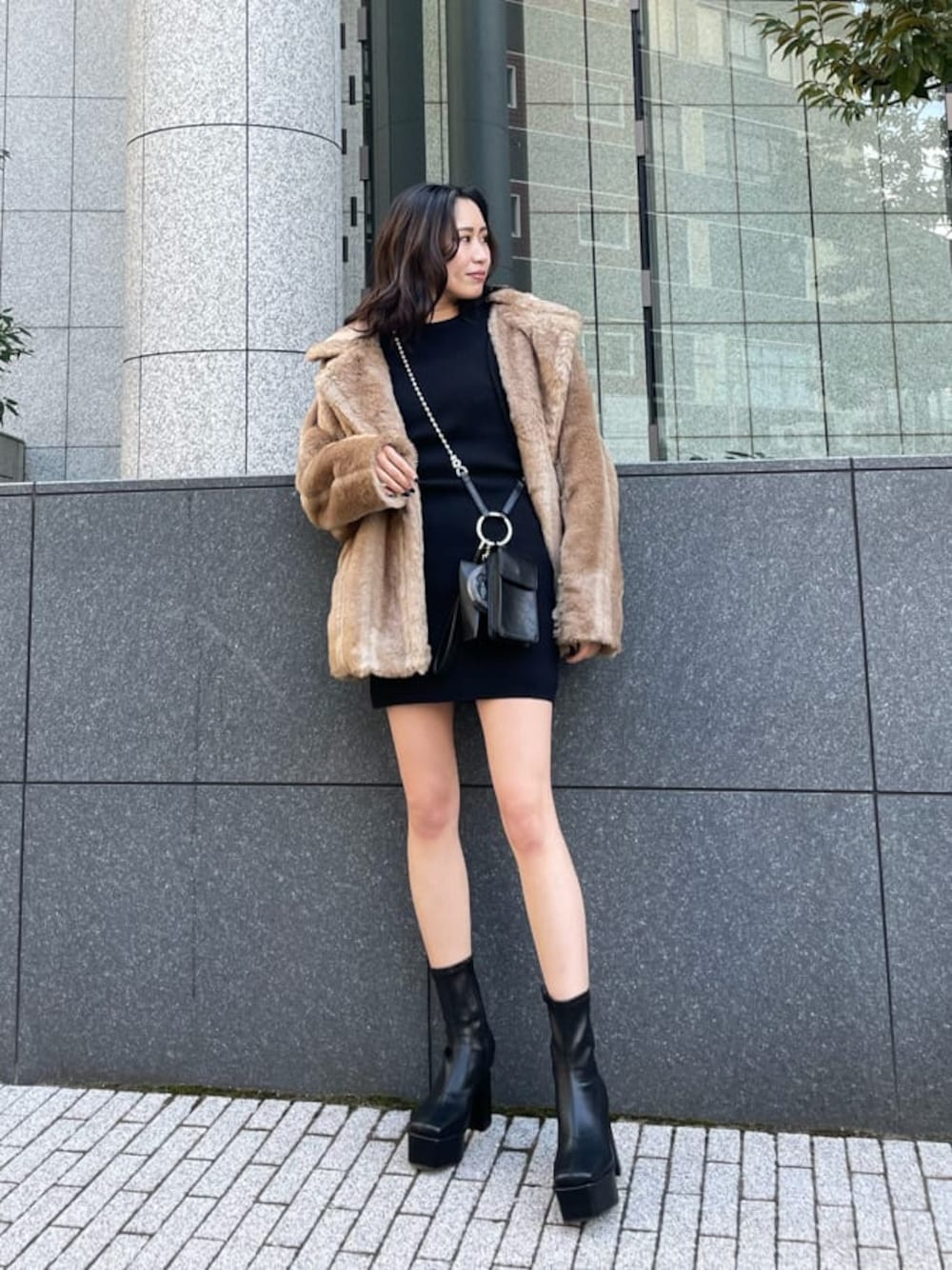 ベージュ系のその他アウター、ブラック系のハンドバッグ、ブラック系のブーツを着用したレディースの冬コーディネートの1枚目の写真