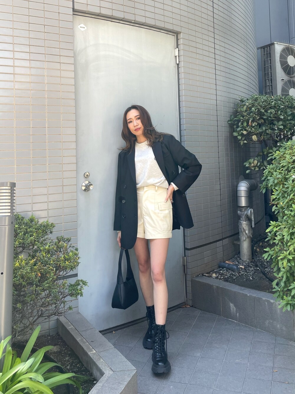 ブラック系のテーラードジャケット、グレー系のスウェット、ホワイト系のその他パンツを着用したレディースの冬コーディネートの1枚目の写真