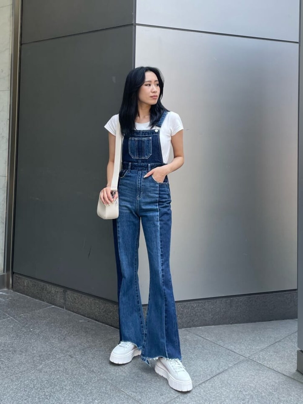 ホワイト系のTシャツ/カットソー、ホワイト系のショルダーバッグ、ブルー系のサロペット/オーバーオールを着用したレディースの夏コーディネートの1枚目の写真