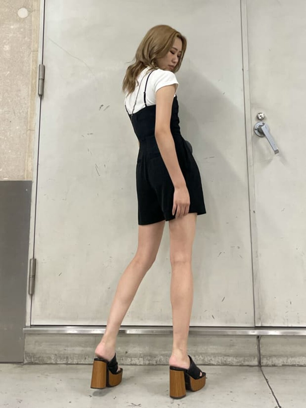 ブラック系のつなぎ/オールインワン、ブラック系のサンダル、ホワイト系のTシャツ/カットソーを着用したレディースの夏コーディネートの1枚目の写真