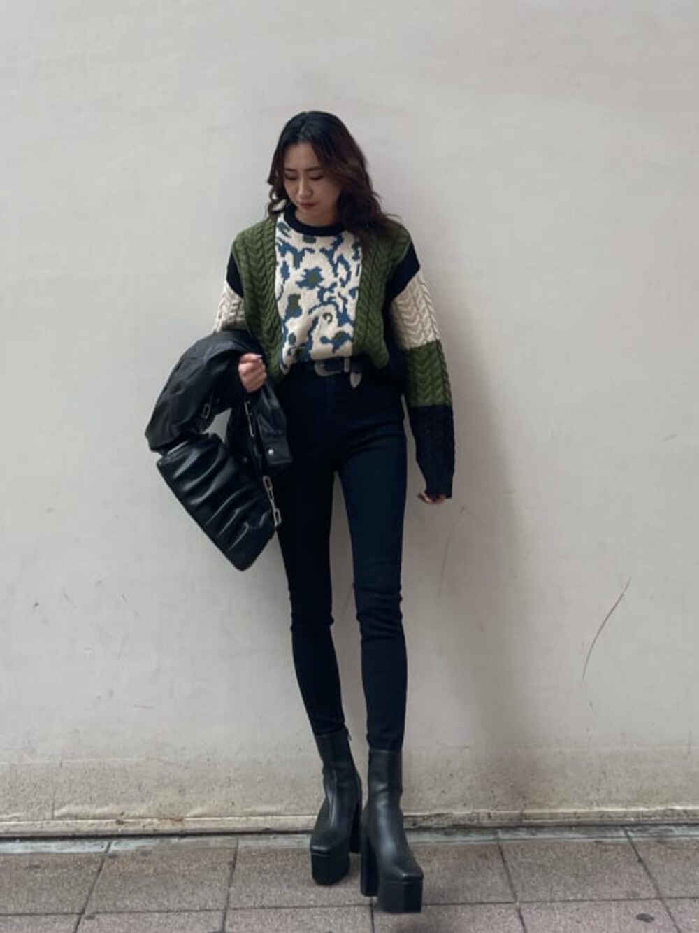 ブラック系のテーラードジャケット、ブラック系のショルダーバッグ、ブラック系のブーツを着用したレディースの冬コーディネートの1枚目の写真