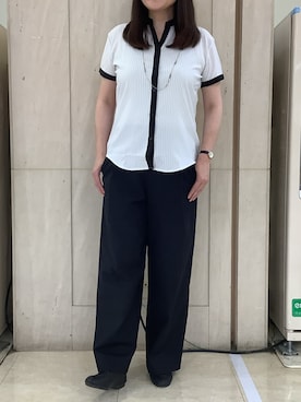 「TOKYO SHIRTS（トウキョウシャツ）の【吸水速乾】【COFREX】配色 スキッパー衿 ブラウス 半袖 レディースデザインシャツ（シャツ/ブラウス、グレー系）」を使った、BRICK HOUSE シャツ工房 長崎夢彩都店さん（レディース・162cm）の夏コーディネート