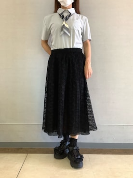 「TOKYO SHIRTS（トウキョウシャツ）のリング付き プリントスカーフ（バンダナ/スカーフ、ブラック系）」を使った、BRICK HOUSE シャツ工房 長崎夢彩都店さん（レディース・162cm）の夏コーディネート