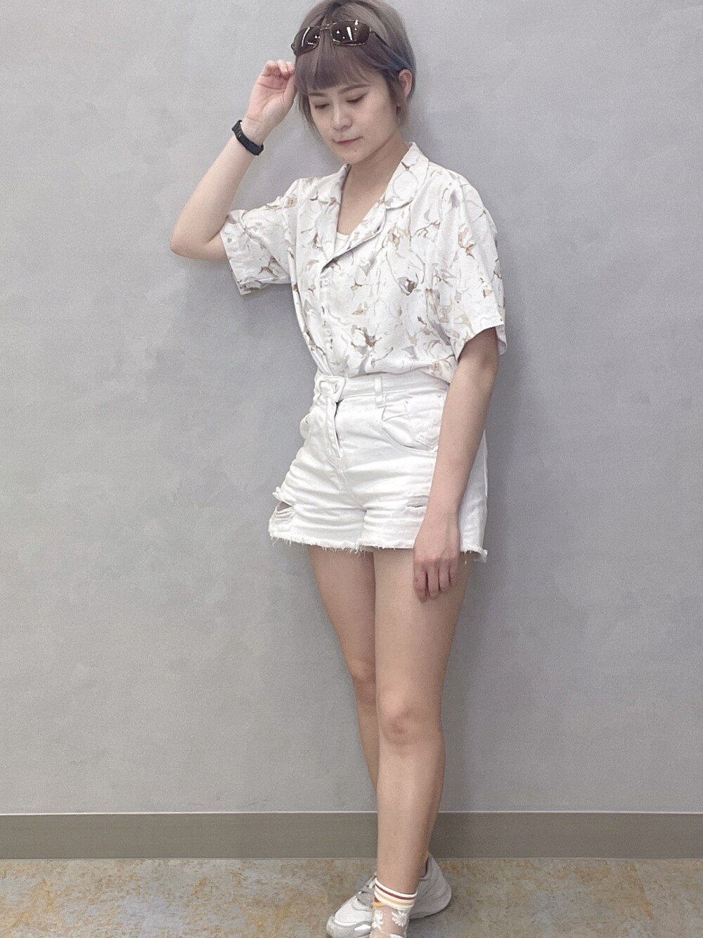 「ootd、夏、休閒、牛仔褲、日系極簡」｜「它牌のアイテム（シャツ/ブラウス、ホワイト系）」を使った、smile717さん（レディース・157cm）の夏コーディネートの1枚目の写真