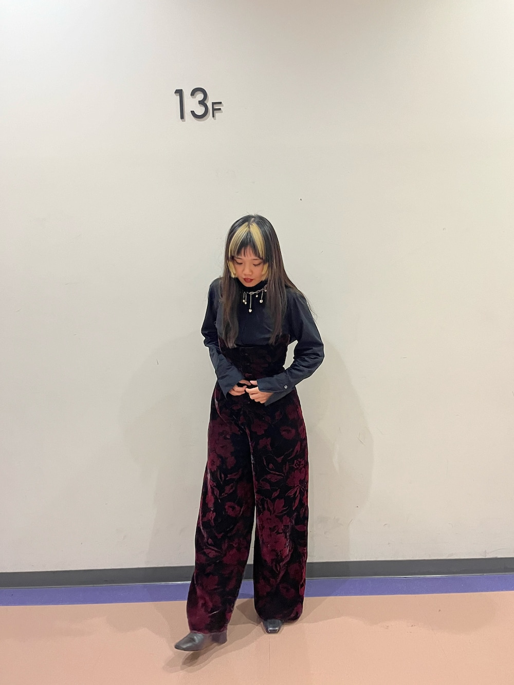 「春のNewスタイル、大人可愛い、お洒落さんとつながりたい、パンツコーデ、ドレスアップ、ドレッシー、モード、パーティー、休日スタイル、デートコーデ、オトナ女子、UNIQLO、ワインレッド」｜「igiのdrop charm choker/ドロップチャームチョーカー（チョーカー、ホワイト系）」を使った、miucoco🐼さん（骨格ウェーブ・レディース・154cm）の春コーディネートの1枚目の写真