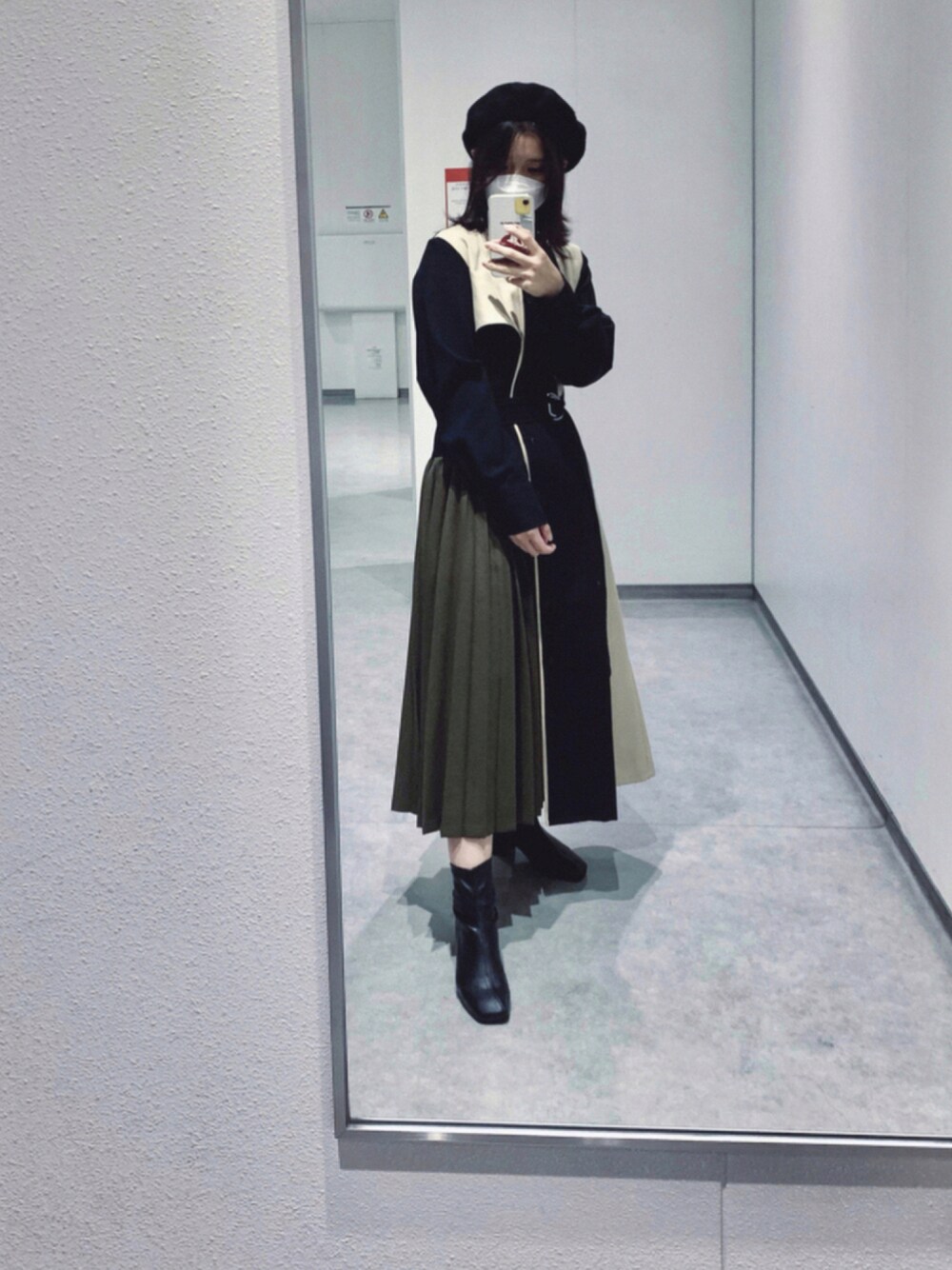 「ブラック、ベージュ、アシンメトリー、カーキ、モード、低身長コーデ、秋冬コーデ、おしゃれさんと繋がりたい、instagramフォローお願いします、秋服はじめました、秋服先取り、コロナでも洋服は楽しい、男ウケなんて気にすんな」｜「UNITED TOKYOのアイテム（ワンピース、グリーン系）」を使った、miucoco🐼さん（レディース・154cm）の秋コーディネートの1枚目の写真