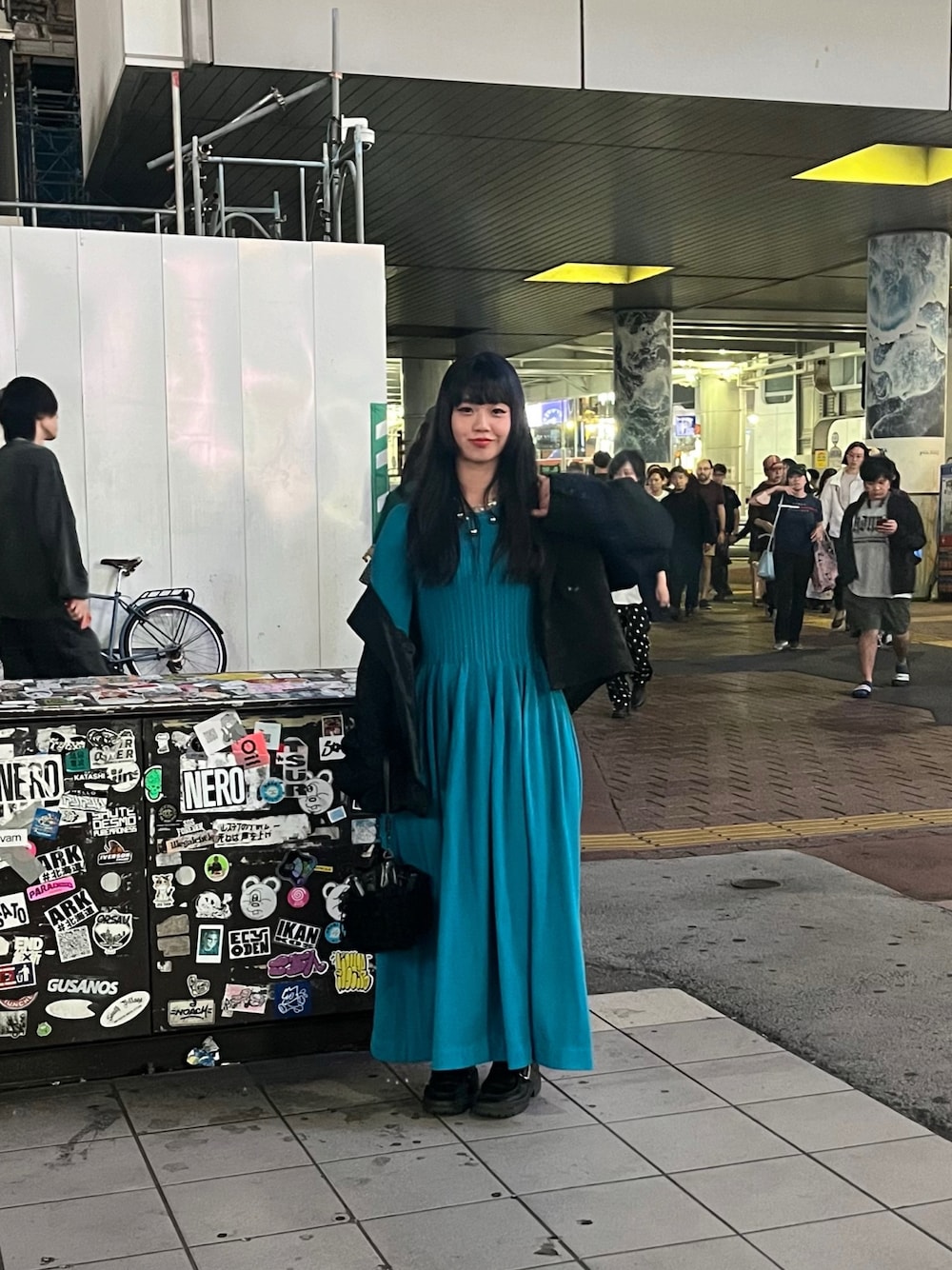 「秋っぽコーデ更新中、今日のコーデ、ワンピース、秋冬、ブルー、低身長女子」｜「HAREのアイテム（ジャケット/アウター、ブラック系）」を使った、miucoco🐼さん（骨格ウェーブ・レディース・154cm）の秋コーディネートの1枚目の写真