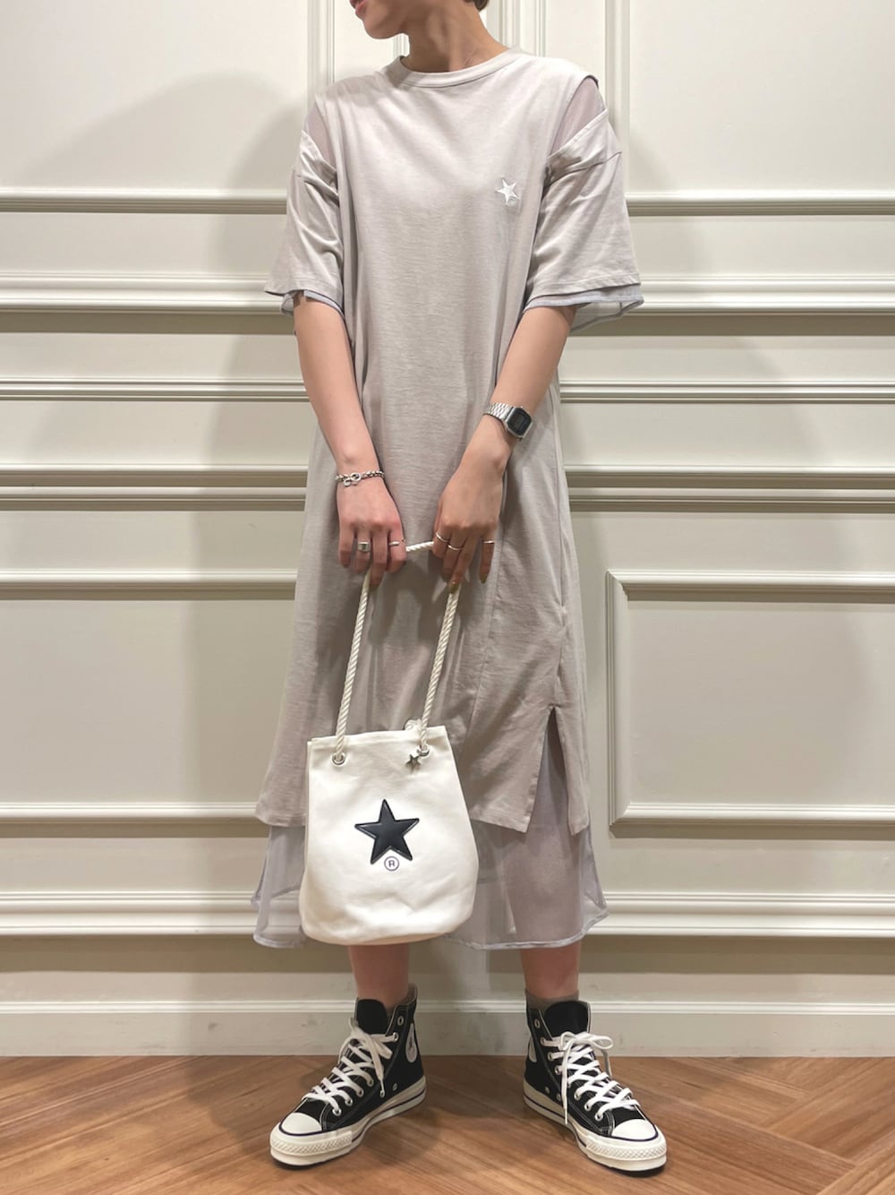 「大人カジュアル、カジュアル、シンプル、ワンピース、ショルダーバッグ、スニーカー、CONVERSE TOKYO、コンバース」｜「CONVERSE TOKYOのレイヤードワンピース-2（ワンピース、グレー系）」を使った、SARINAさん（レディース・168cm）の夏コーディネートの1枚目の写真
