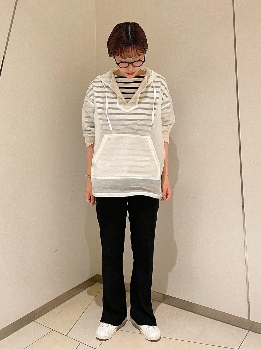 「大人カジュアル、シンプル、ボーダー、モノトーン、レイヤードスタイル、カジュアル、コンバース、CONVERSE TOKYO」｜「CONVERSE TOKYOのバスクボーダーTシャツ（Tシャツ/カットソー、ブラック系）」を使った、SARINAさん（レディース・168cm）の夏コーディネートの1枚目の写真