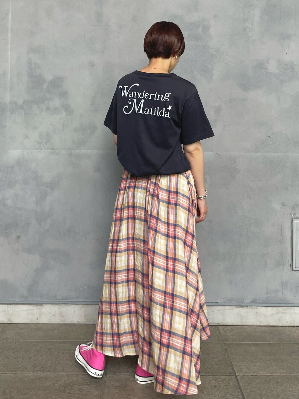 「カジュアル、スカート、Tシャツ、チェック、スニーカー、コンバース、CONVERSE TOKYO」｜「CONVERSE TOKYOのメッセージプリントTEE（Tシャツ/カットソー、グレー系）」を使った、SARINAさん（レディース・168cm）の夏コーディネートの1枚目の写真