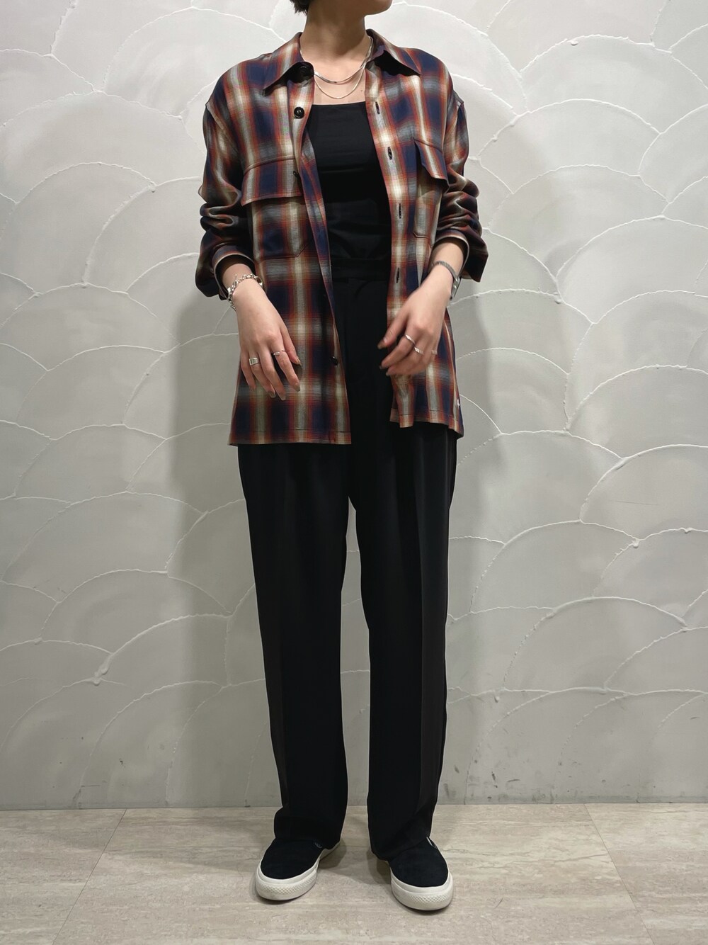 「大人カジュアル、シンプル、パンツスタイル、シャツスタイル、秋コーデ、秋トレンド2021、カジュアル、CONVERSE TOKYO、コンバース」｜「CONVERSE TOKYOのネルCPOシャツ（シャツ/ブラウス、その他）」を使った、SARINAさん（レディース・168cm）の秋コーディネートの1枚目の写真