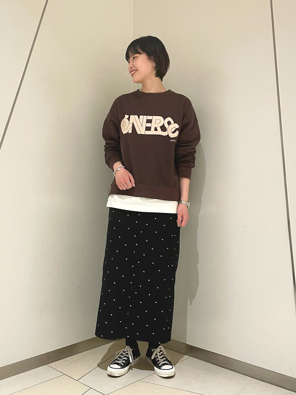 「カジュアル、大人カジュアル、きれいめカジュアル、春コーデ、シンプル、スウェット、スニーカーコーデ、CONVERSE TOKYO、コンバース」｜「CONVERSE TOKYOのレトロロゴプリントスウェット(WOMEN)（スウェット、ブラウン系）」を使った、SARINAさん（レディース・168cm）の冬コーディネートの1枚目の写真
