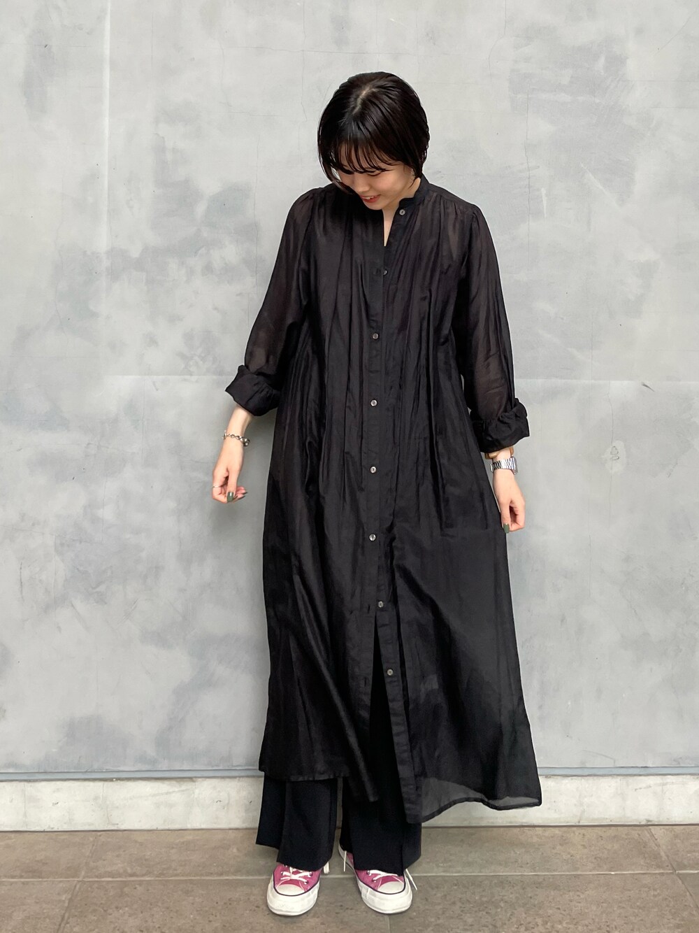 「大人カジュアル、きれいめカジュアル、シンプル、ブラック、ワンピース、ワントーンコーデ、カジュアル、コンバース、CONVERSE TOKYO」｜「CONVERSE TOKYOのコットンシルクワンピース（ワンピース、ブラック系）」を使った、SARINAさん（レディース・168cm）の春コーディネートの1枚目の写真