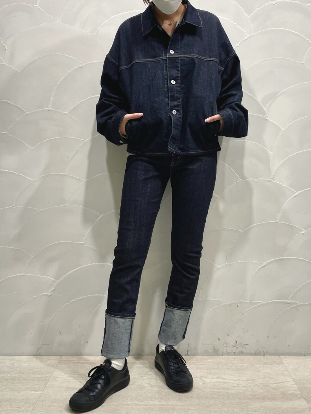 「シンプル、カジュアル、大人カジュアル、デニム、セットアップ、秋のコーデ、kuro、CONVERSE TOKYO、コンバース」｜「CONVERSE TOKYOのアイテム（デニムジャケット、ブルー系）」を使った、SARINAさん（レディース・168cm）の秋コーディネートの1枚目の写真