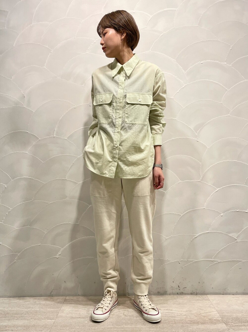 「大人カジュアル、休日スタイル、カジュアル、シンプル、きれいめカジュアル、シャツスタイル、CONVERSE TOKYO、コンバース」｜「CONVERSE TOKYOのコットンシアーサファリシャツ（シャツ/ブラウス、グリーン系）」を使った、SARINAさん（レディース・168cm）の夏コーディネートの1枚目の写真