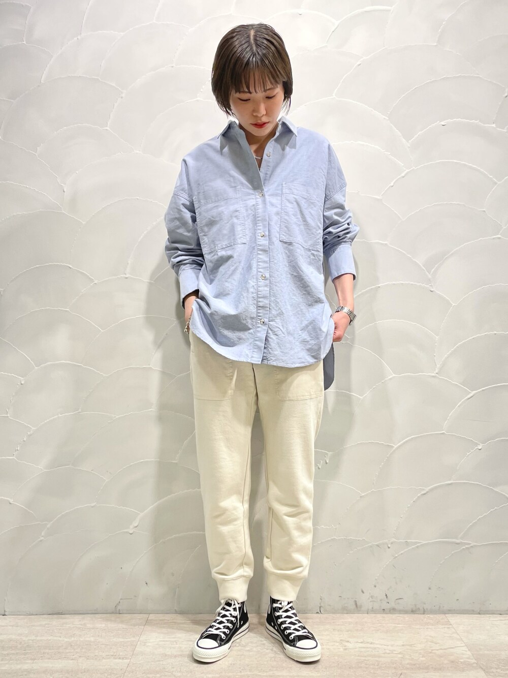 「ラクチンコーデ、シンプル、大人カジュアル、秋トレンド2021、休日スタイル、ゆるコーデ、CONVERSE TOKYO、コンバース」｜「CONVERSE TOKYOの異素材切り替えスウェットパンツ（その他パンツ、ホワイト系）」を使った、SARINAさん（レディース・168cm）の秋コーディネートの1枚目の写真