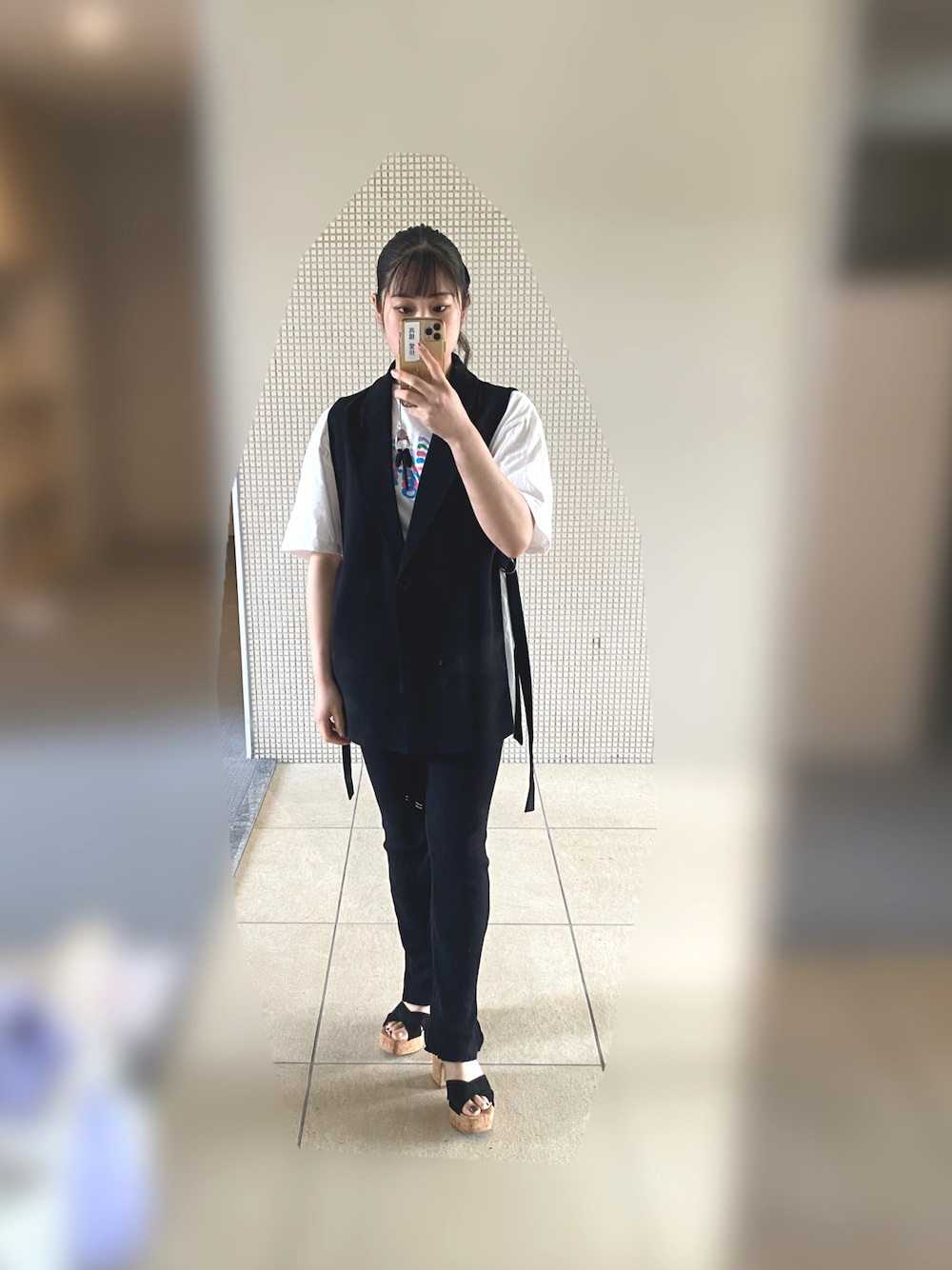 「シンプルコーデ、ブラックコーデ、モノトーンコーデ、ラフ、ジレ」｜「She's Closetのスリット入りセミフレアリブパンツ（その他パンツ、ブラック系）」を使った、ojogrmさん（レディース・156cm）の夏コーディネートの1枚目の写真