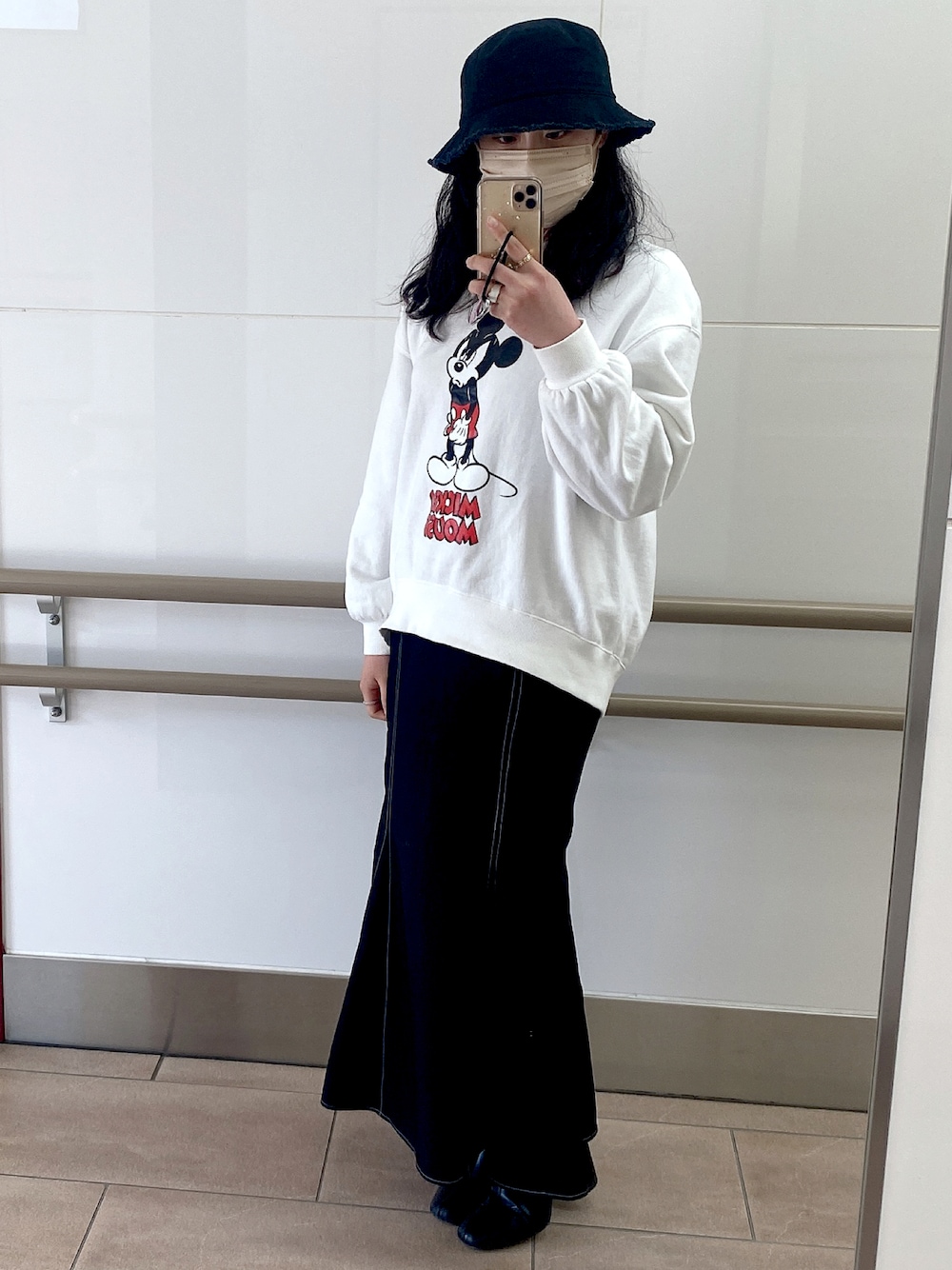 「バケットハット、マーメイドスカート、ディズニー」｜「no brandのアイテム（ハット、ブラック系）」を使った、ojogrmさん（レディース・156cm）の春コーディネートの1枚目の写真