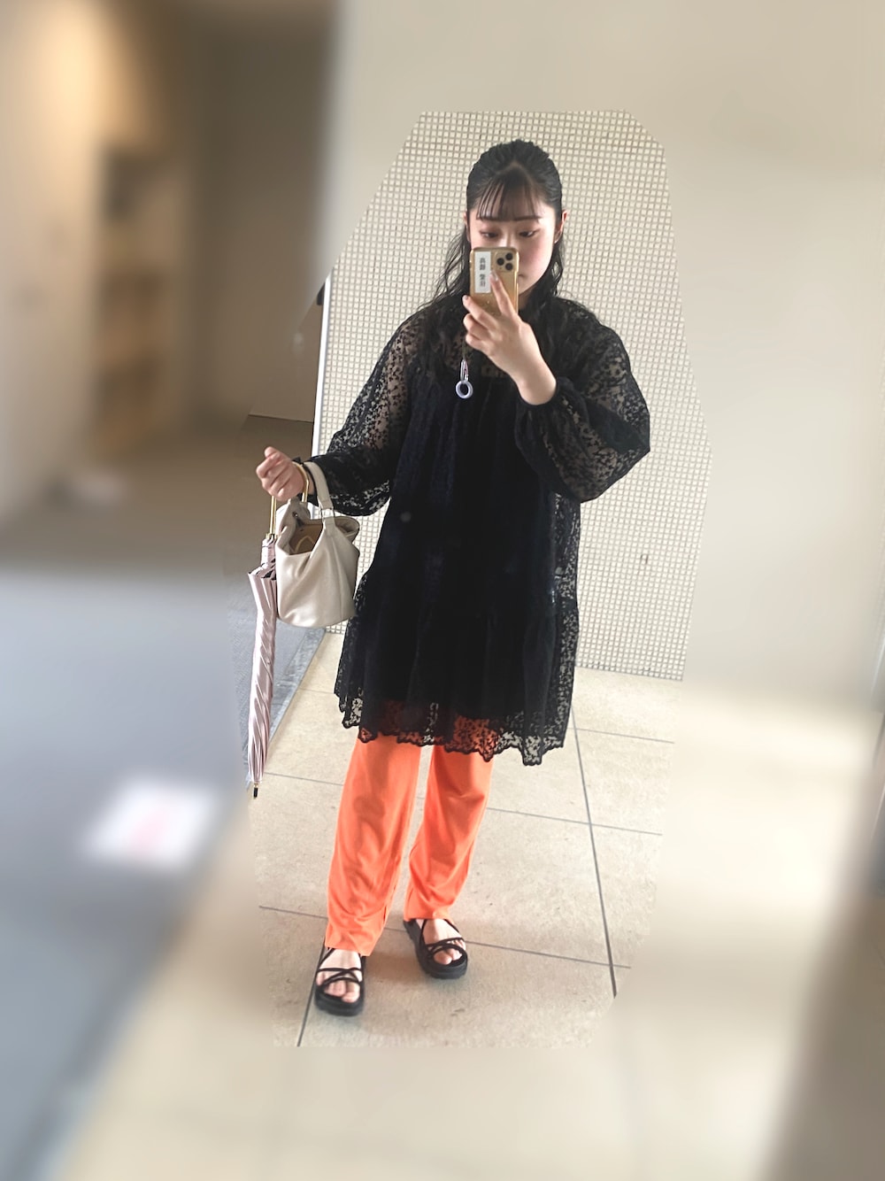 「パンツスタイル、カラーパンツ、休日コーデ、シアー」｜「GRLのナローストラップサンダル（サンダル、ブラック系）」を使った、ojogrmさん（レディース・156cm）の夏コーディネートの1枚目の写真