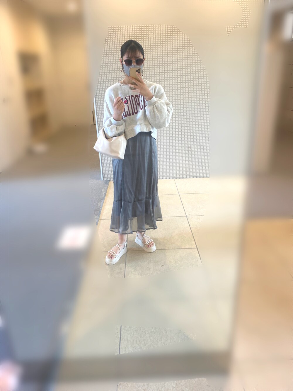 「休日コーデ、おしゃれさんと繋がりたい、ドライブデート、サンダルコーデ、ＧＷ、ロゴスウェット」｜「GRLのアイテム（サンダル、ホワイト系）」を使った、ojogrmさん（レディース・156cm）の春コーディネートの1枚目の写真