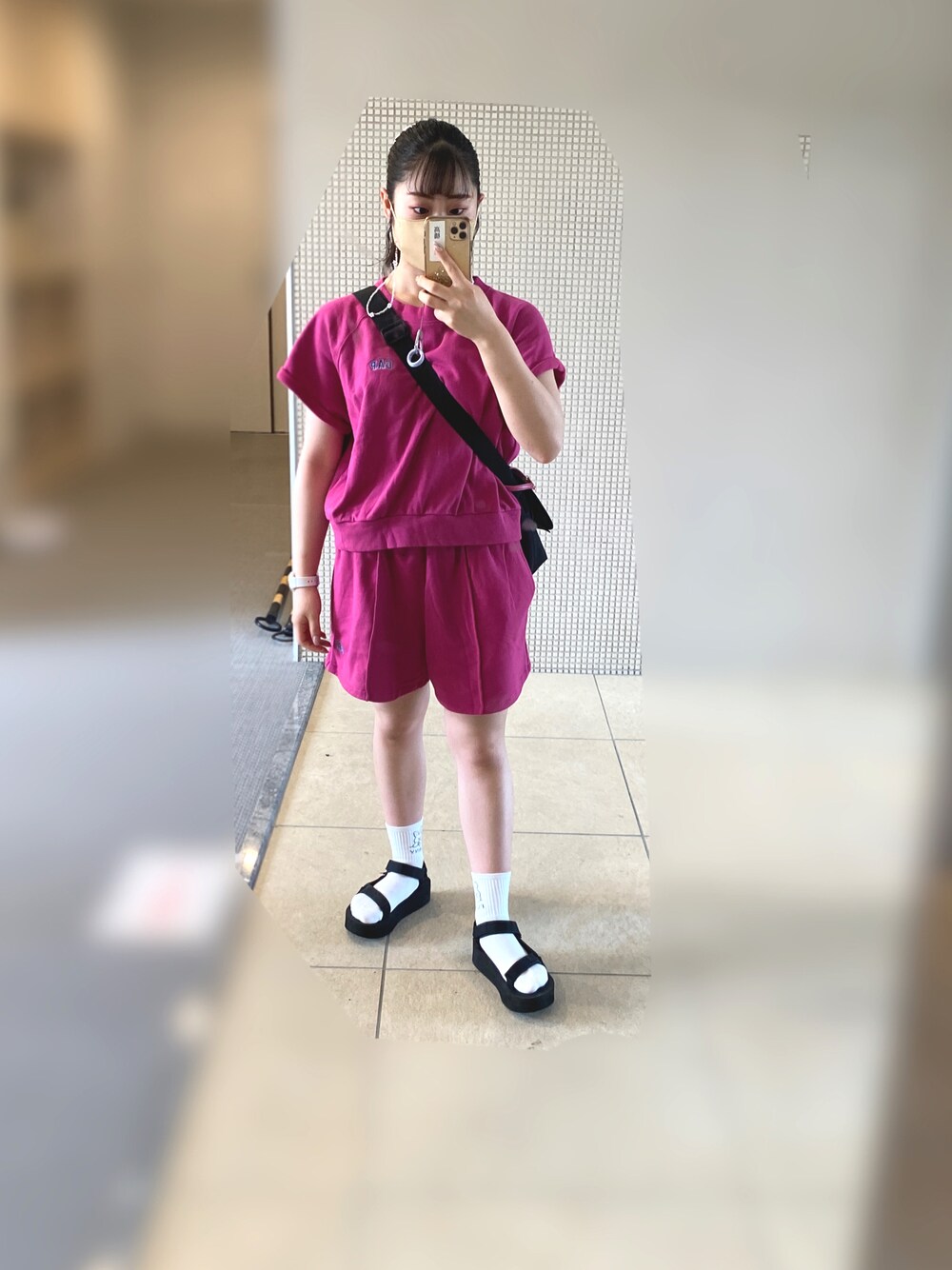 「サンダル、セットアップ、ピンク、スウェット、スウェットセットアップ、スポーティーカジュアル」｜「TevaのTeva / プラットフォーム ユニバーサル（サンダル、ブラック系）」を使った、ojogrmさん（レディース・156cm）の夏コーディネートの1枚目の写真