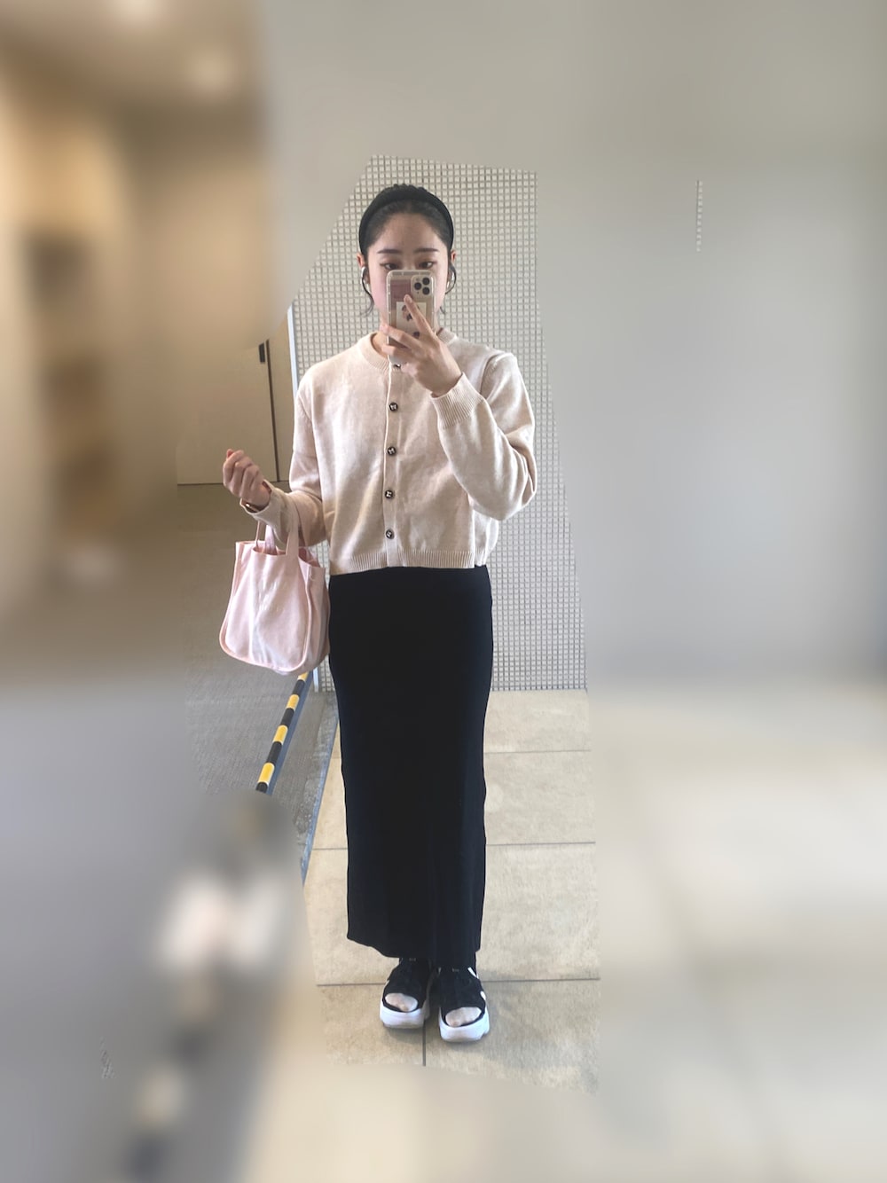 「シンプル、大人カジュアル、おしゃれさんと繋がりたい、骨格ウェーブ、厚底シューズ」｜「WHO'S WHO galleryのリブナローワンピース（ワンピース、ブラック系）」を使った、ojogrmさん（レディース・156cm）の春コーディネートの1枚目の写真