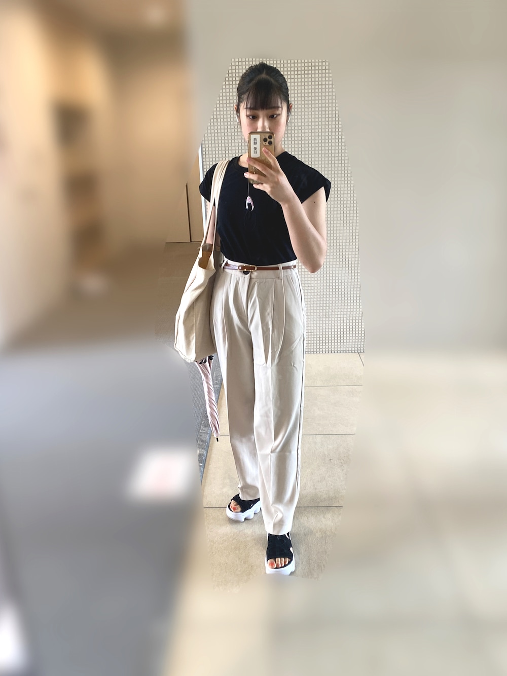 「プチプラコーデ、今日のコーデ、大人カジュアル、ラクチンコーデ、ベージュ、エアマックスココ」｜「NIKEのナイキ エア マックス ココ ウィメンズサンダル / Nike Air Max Koko Women's Sandals CI8798-002 Black（サンダル、ブラック系）」を使った、ojogrmさん（レディース・156cm）の夏コーディネートの1枚目の写真