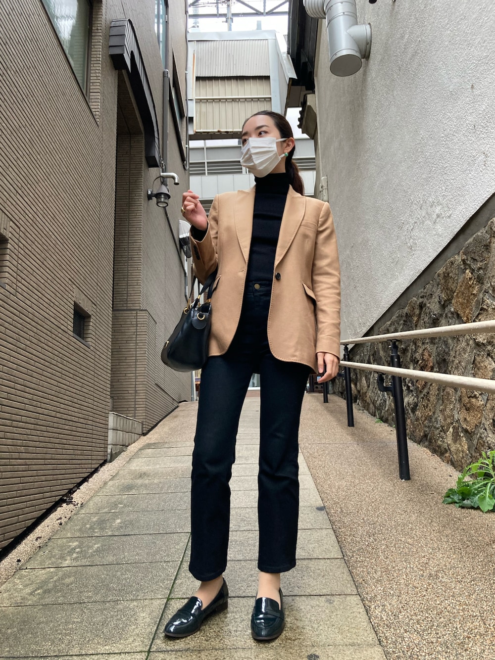 「お昼はうどん」｜「MARC JACOBSのアイテム（ハンドバッグ、ブラック系）」を使った、comomo23さん（レディース・162cm）の秋コーディネートの1枚目の写真