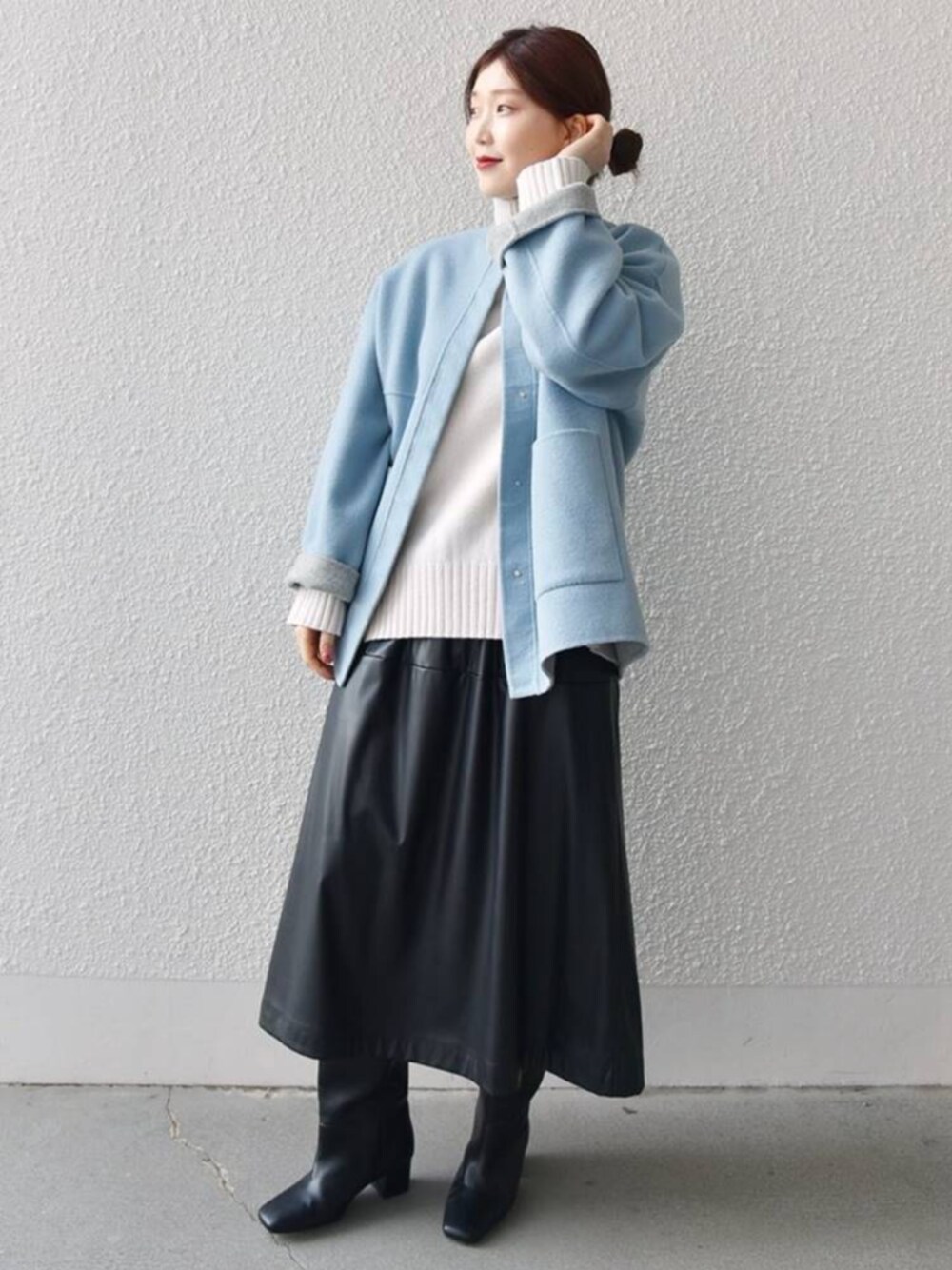 「SHIPS for women、アウター、リバーシブル、ブルー、ノーカラーコート、カシミヤ、手洗い可能」｜「SHIPSの〈手洗い可能〉5G ウール カシミヤ タートルネック ◇（ニット/セーター、ホワイト系）」を使った、宋さん（レディース・167cm）の冬コーディネートの1枚目の写真
