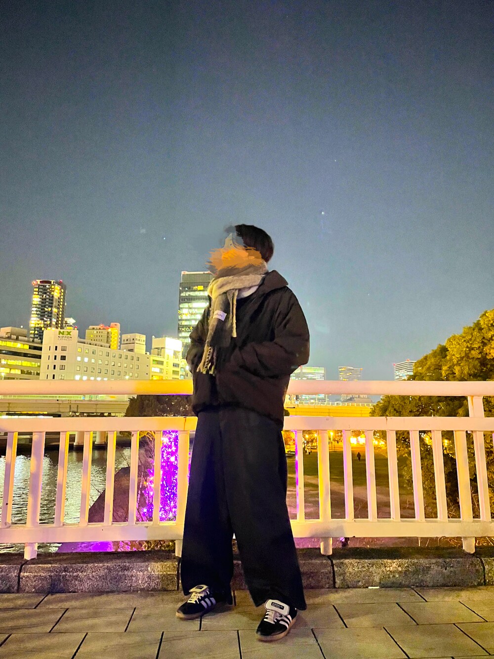 「オトナカジュアル、ダウンジャケット、スニーカー、adidas、AcneStudios、冬のコーデ、冬アウター、マフラー」｜「FUSEのアイテム（ダウンジャケット/コート、ブラック系）」を使った、S.AnaLogTypeさん（メンズ・183cm）の冬コーディネートの1枚目の写真