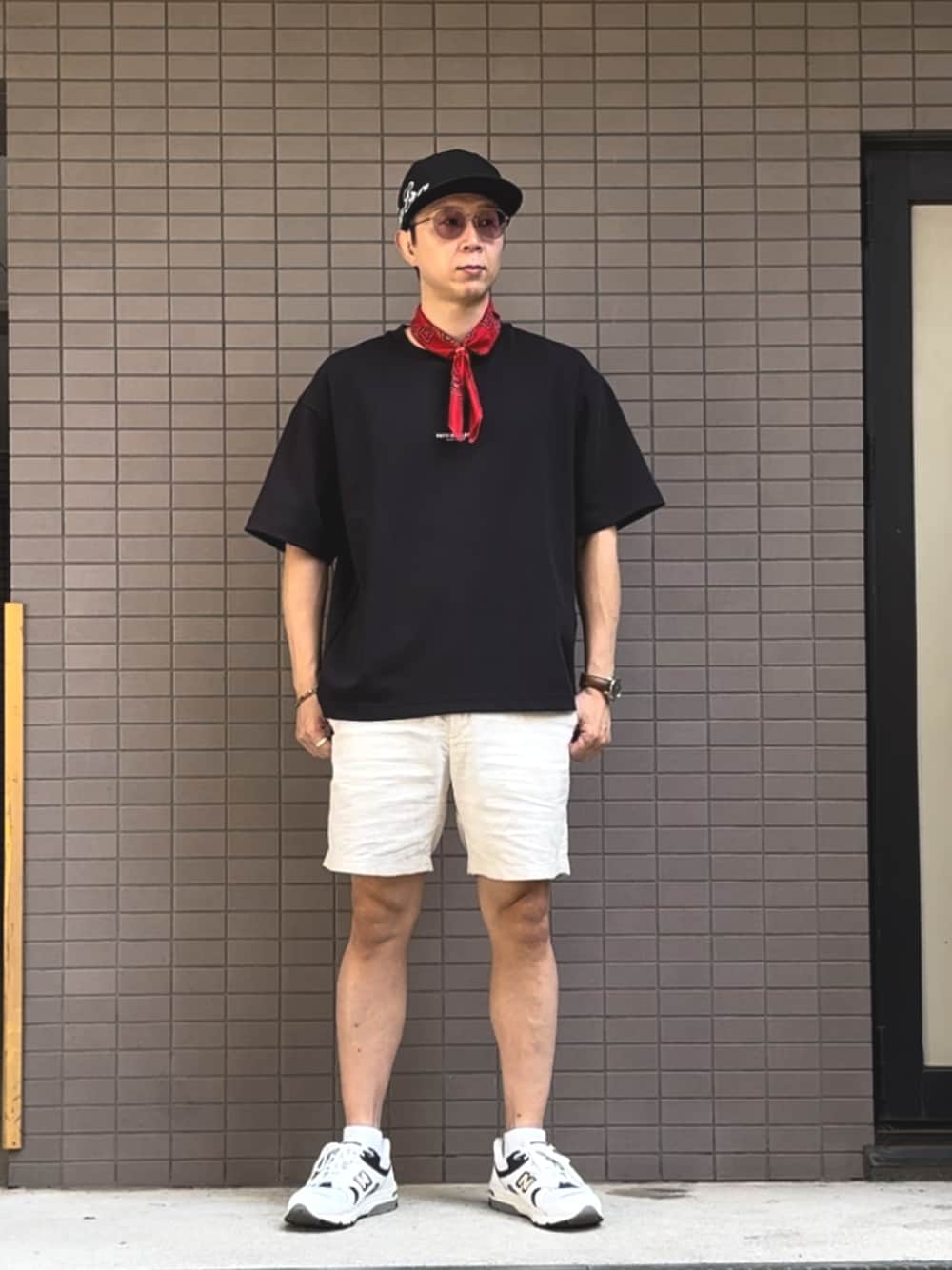 ブラック系のTシャツ/カットソー、ホワイト系のパンツ、ホワイト系のスニーカーを着用したメンズの夏コーディネートの1枚目の写真