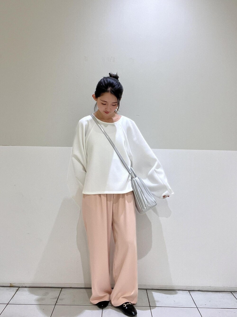 「24SS春の新作、低身長コーデ、150センチ、150cm、コラボアイテム、カットソー、CALINE、桜、サクラ、お花見、ピクニック、HARUTA、GDM14210、GIX14040、GIA63920」｜「ROPE' PICNICのROPE' PICNIC PASSAGE byHARUTA/リンクルエナメルビット付フラットローファー（ローファー、ブラック系）」を使った、wakanaさん（レディース・150cm）の冬コーディネートの1枚目の写真
