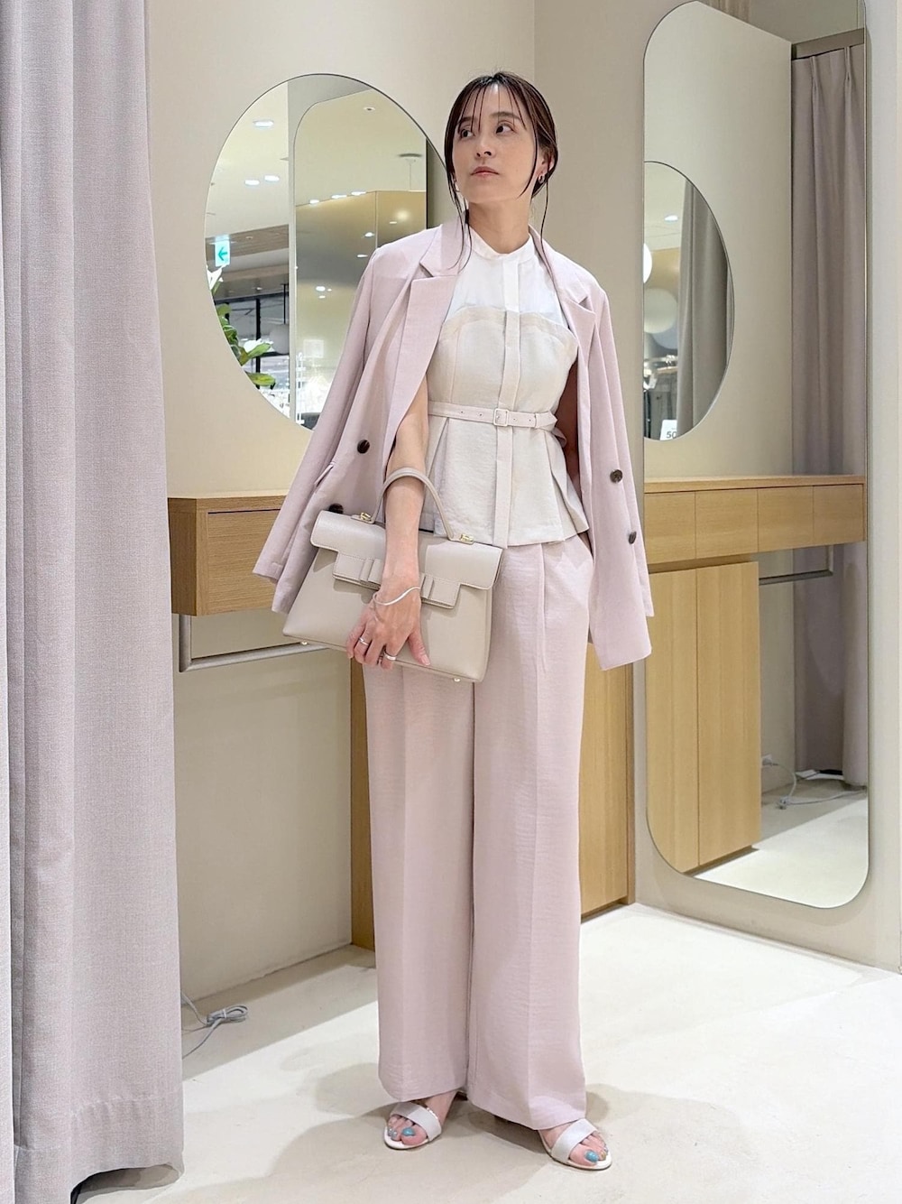 ベージュ系のハンドバッグ、ピンク系のその他パンツ、ピンク系のテーラードジャケットを着用したレディースの夏コーディネートの1枚目の写真