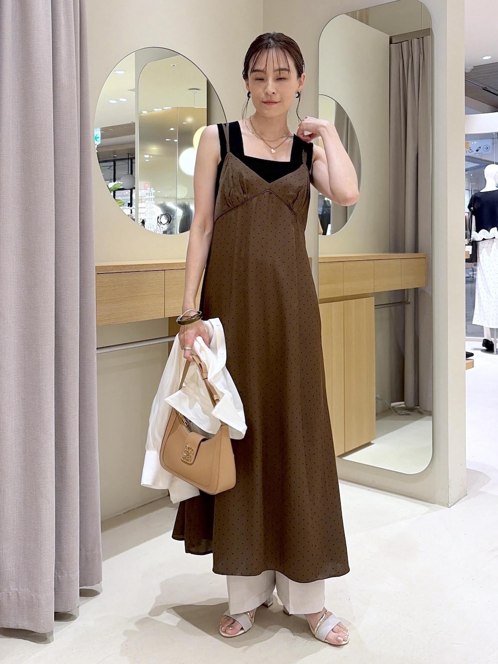 イエロー系のショルダーバッグ、ホワイト系のその他パンツ、ホワイト系のシャツ/ブラウスを着用したレディースの夏コーディネートの1枚目の写真