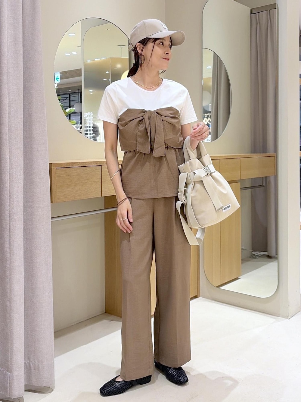 ブラック系のパンプス、ブラウン系のその他パンツ、ブラウン系のTシャツ/カットソーを着用したレディースの夏コーディネートの1枚目の写真