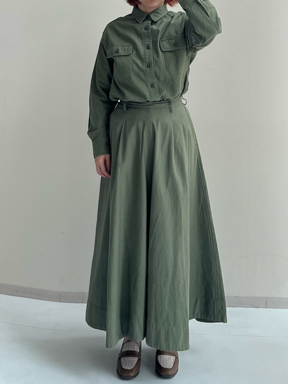 「大きいサイズレディースファッション、スタッフ、レギュラー、春コーデ、CHIC STYLE、ACQUACALDA、ミリタリー」｜「nissenの綿100％バックサテンタックフレアマキシスカート シックスタイル（大きいサイズ対応）（スカート、グリーン系）」を使った、siomiさん（レディース・167cm）の春コーディネートの1枚目の写真