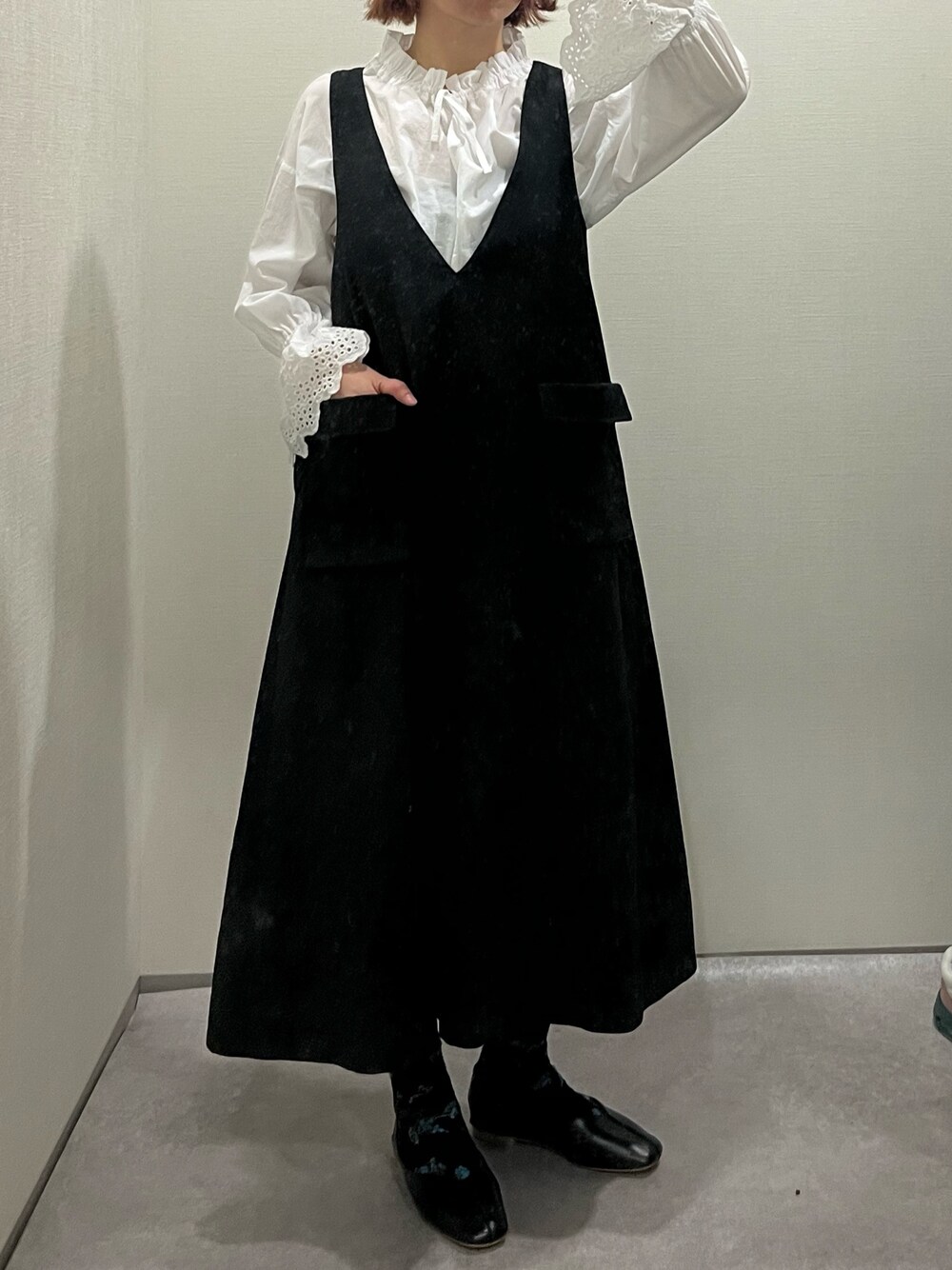 「レディースファッション、スタッフ、レギュラー、25初夏イベントコーデ_レディース、春コーデ、30代、pattok、ACQUACALDA」｜「nissenの深Vネックジャンパースカート（大容量ポケット付）【私の味方服】（ワンピース、ブラック系）」を使った、siomiさん（レディース・167cm）の春コーディネートの1枚目の写真