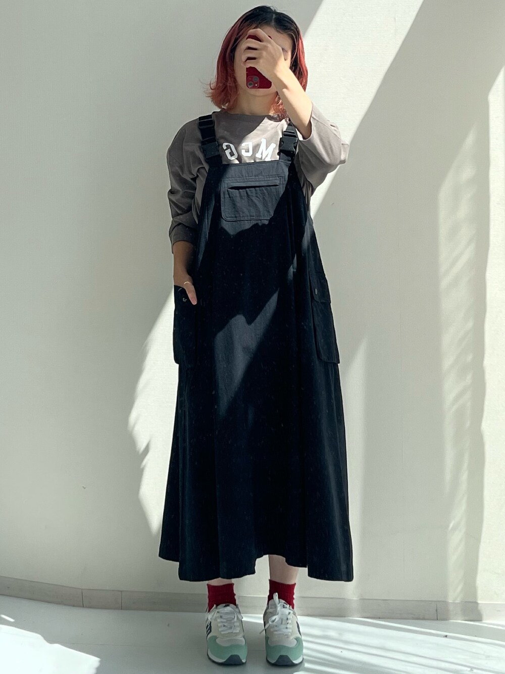 レッド系のスニーカー、ブラック系のワンピース、ブラック系のTシャツ/カットソーを着用したレディースの夏コーディネートの1枚目の写真