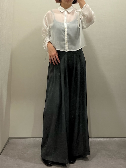 クロップド丈のシアーシャツはワイドパンツと相性抜群