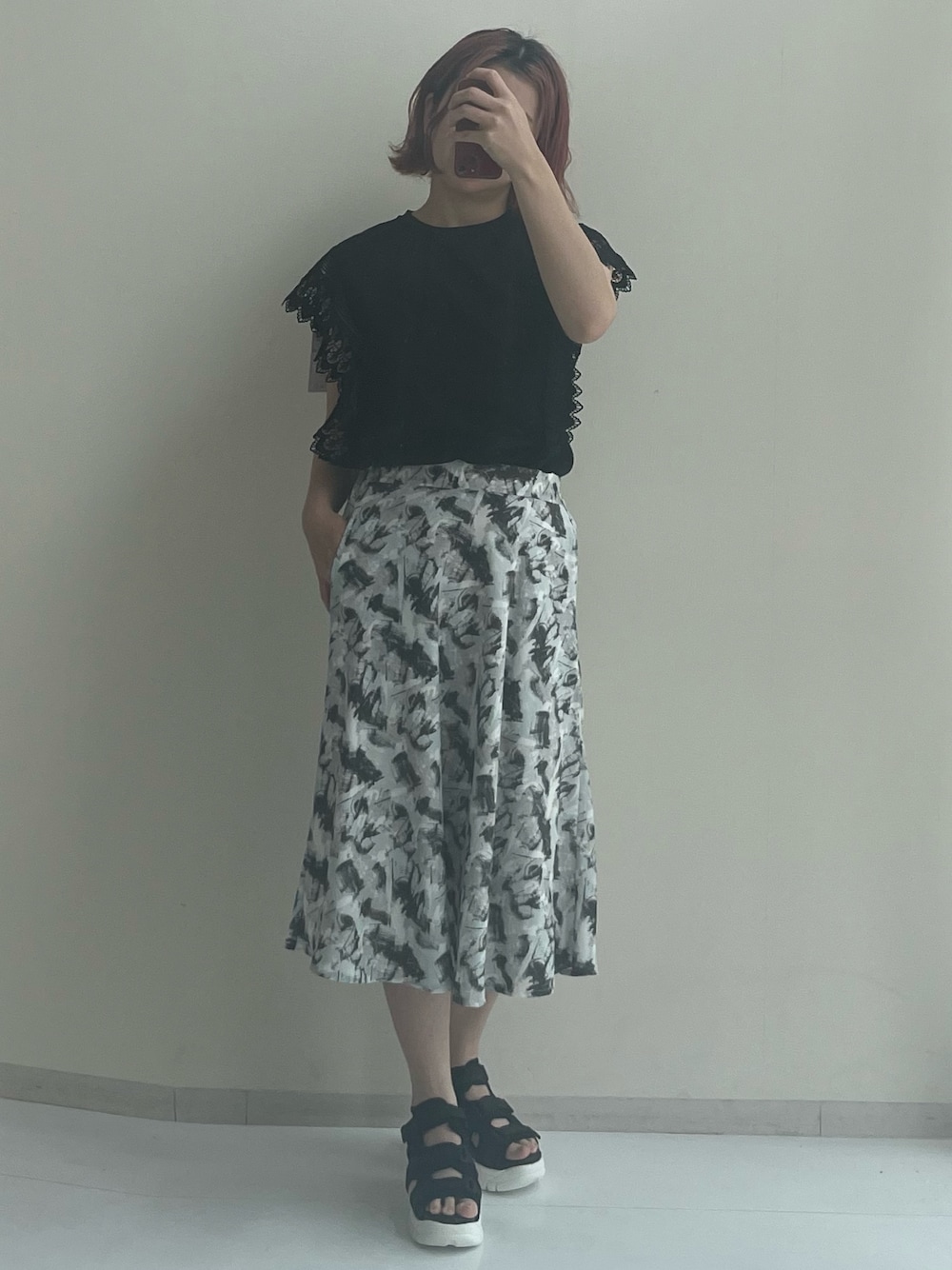 「レディースファッション、スタッフ、レギュラー、骨格ナチュラル、夏コーデ、働く服」｜「7days Life Stylingのマーブル柄フレアスカート<大きいサイズ有>（スカート、ブラック系）」を使った、siomiさん（レディース・167cm）の夏コーディネートの1枚目の写真