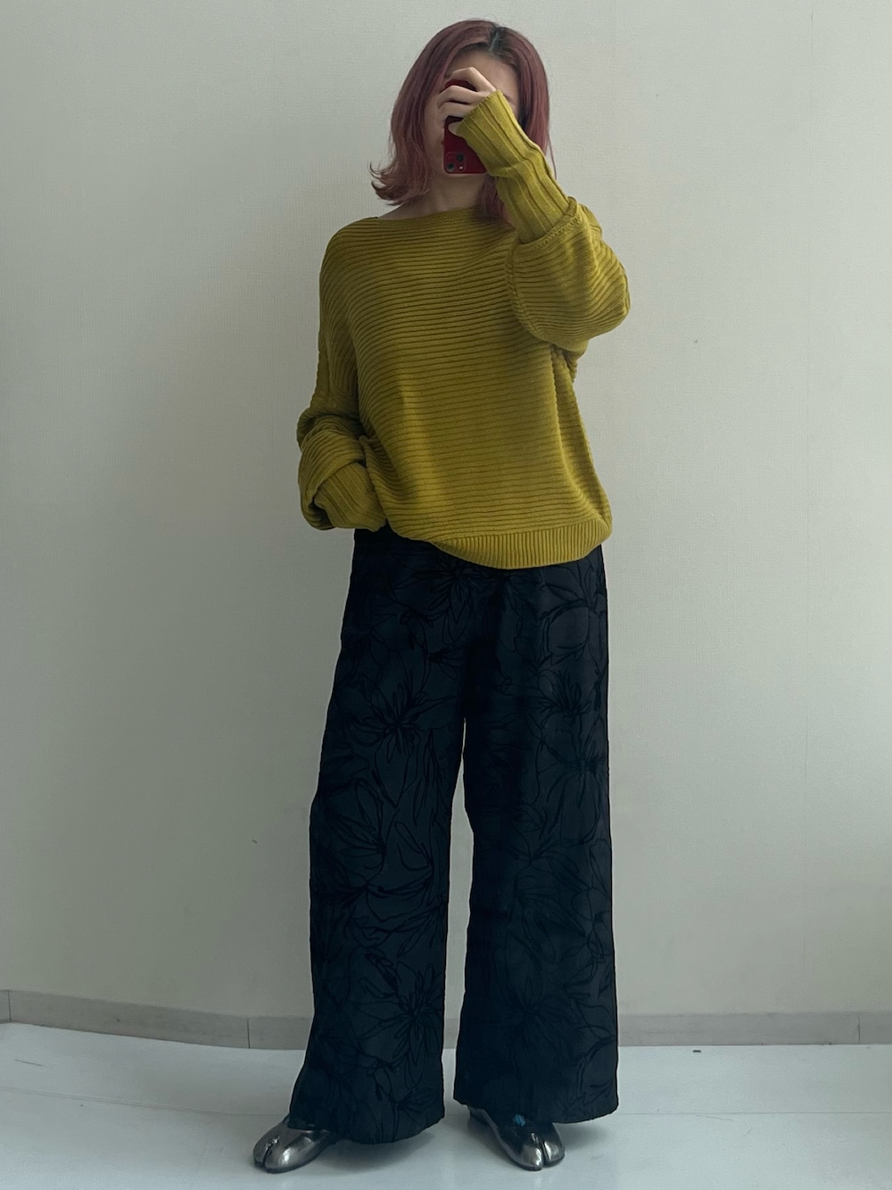 シルバー系のパンプス、ブラック系のその他パンツ、グリーン系のニット/セーターを着用したレディースの秋コーディネートの1枚目の写真