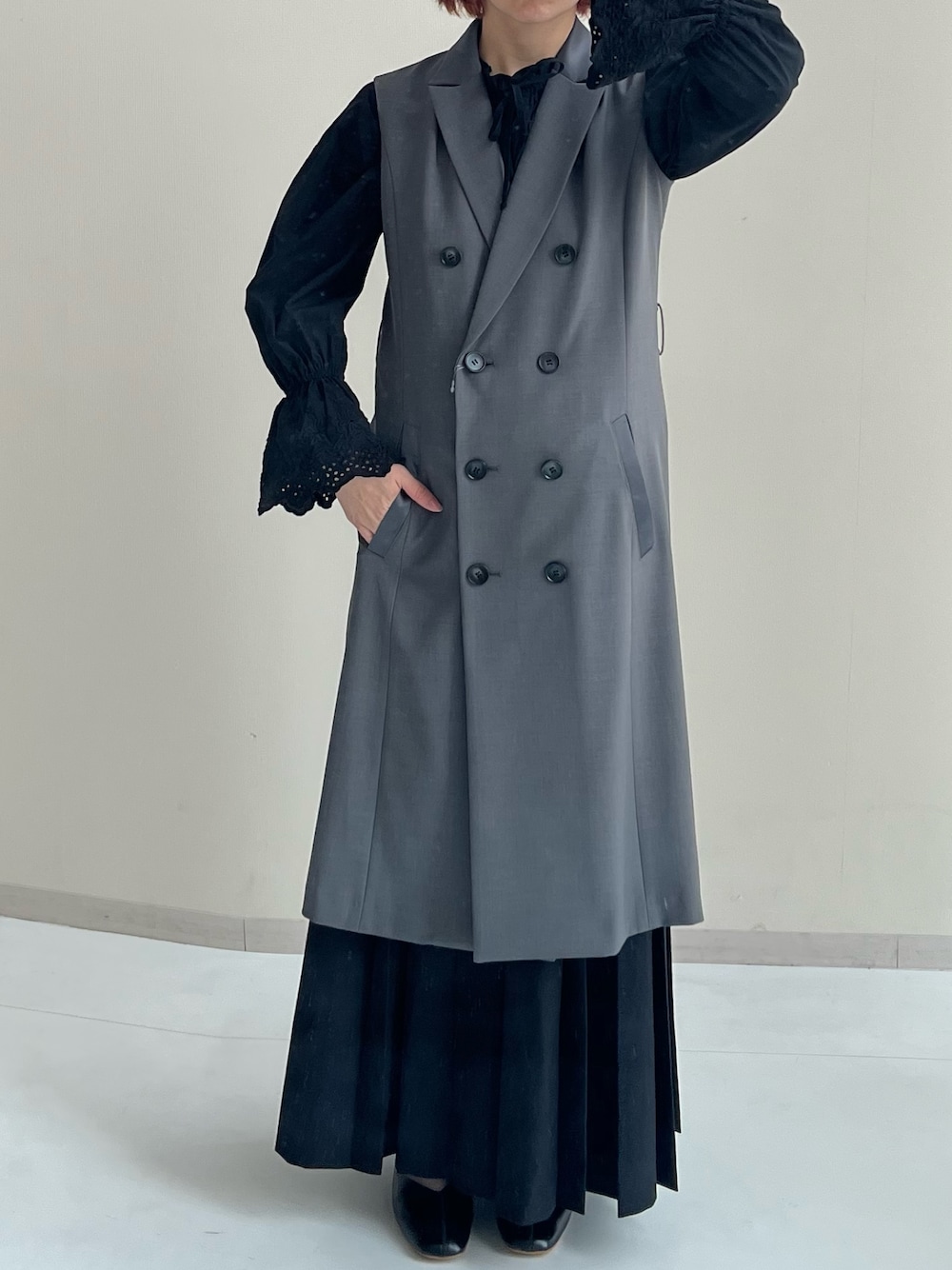 「レディースファッション、大きいサイズレディースファッション、スタッフ、レギュラー、春コーデ、CHIC STYLE、ACQUACALDA、ロングベスト、25初夏イベントコーデ_レディース、30代、骨格ナチュラル」｜「nissenの大きいサイズ ロングベスト(共布ベルト付) シックスタイル（ジャケット/アウター、グレー系）」を使った、siomiさん（レディース・167cm）の春コーディネートの1枚目の写真
