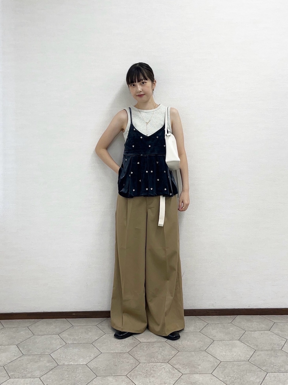 ベージュ系のタンクトップ、グレー系のキャミソール、ホワイト系のショルダーバッグを着用したレディースの秋コーディネートの1枚目の写真