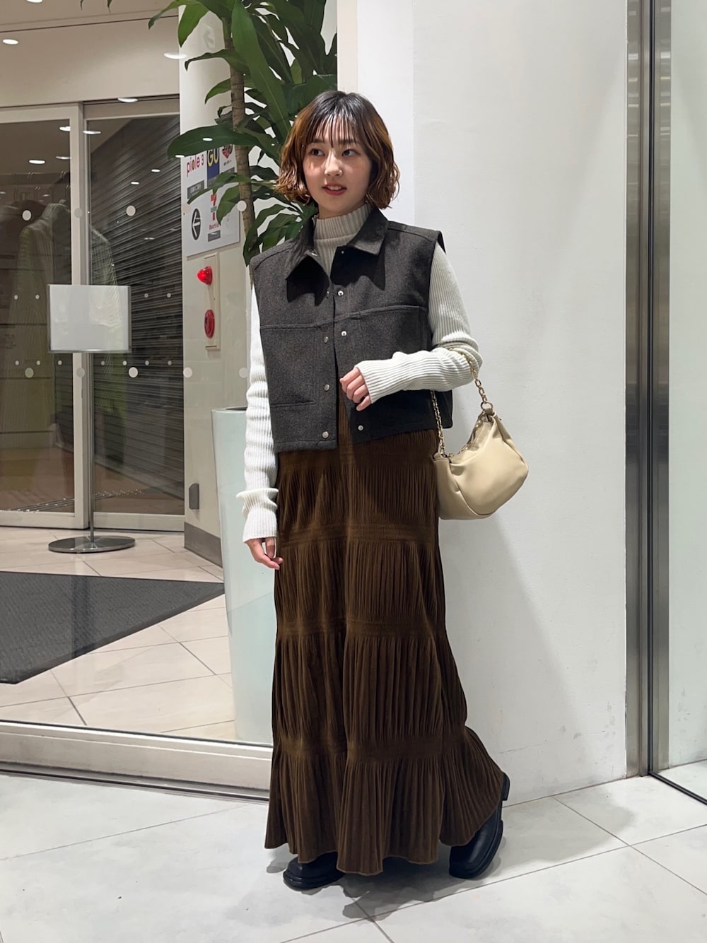 「KBF、ワンピース、ベロア、キャミワンピ、ベスト、タートルネック、きれいめカジュアル、秋コーデ、骨格ウェーブ」｜「KBFのメルトンコンパクトベスト（その他アウター、ブラウン系）」を使った、fuurikooさん（レディース・157cm）の冬コーディネートの1枚目の写真