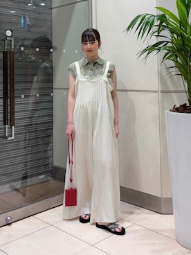 「KBF（ケイビーエフ）のレースオンピンタックサロペット（つなぎ/オールインワン、ホワイト系）」を使った、河野楓佳さん（レディース・157cm）の夏コーディネート
