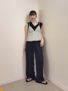 「KBF（ケイビーエフ）のタックラインイージーサテンパンツ（その他パンツ、ブルー系）」を使った、河野楓佳さん（レディース・157cm）の夏コーディネート